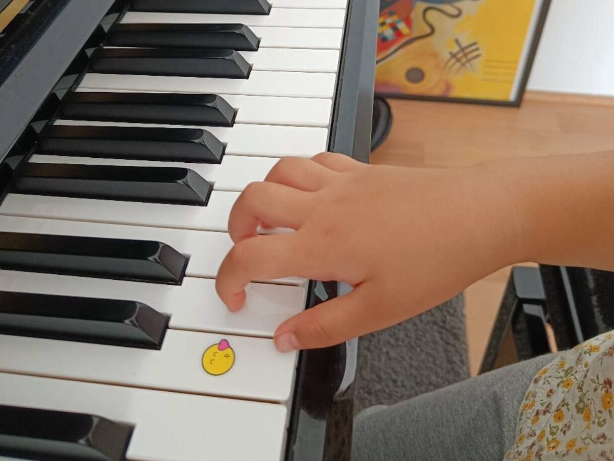 Kind Klavier Handhaltung